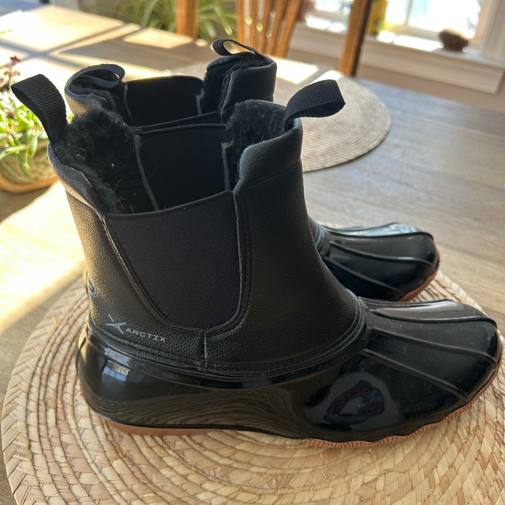 WOMEN'S BLACK ARCTIX DUCK BOOTS - SIZE 7